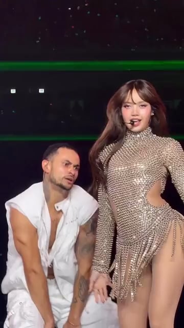 260125 قامت ليزا بأداء FUTW وهي ترتدي ملابس مخصصة في محطة جولة BLACKPINK's Deadline في اليوم الثاني في هونغ كونغ