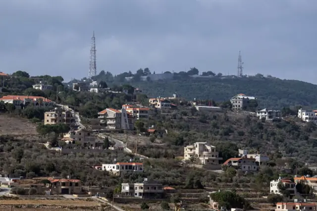 أبراج إذاعية إسرائيلية وقاعدة عسكرية تُطل على بلدة رميش اللبنانية في 10 أكتوبر/تشرين الأول 2024. 