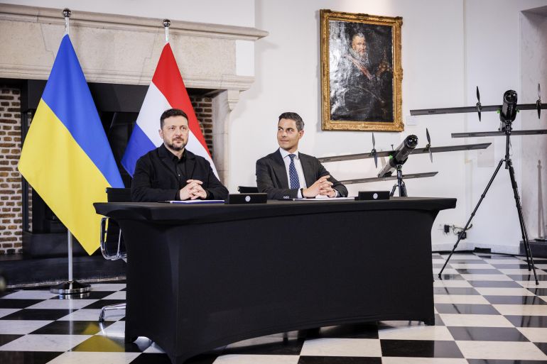 epa12894054 Dutch Prime Minister Rob Jetten (R) and Ukrainian President Volodymyr Zelensky during the signing of a declaration of internment and a contract for the supply of drones in Middelburg, Netherlands, 16 April 2026. The meeting took place after the presentation of the Four Freedoms Awards. EPA/ROBIN VAN LONKHUIJSEN