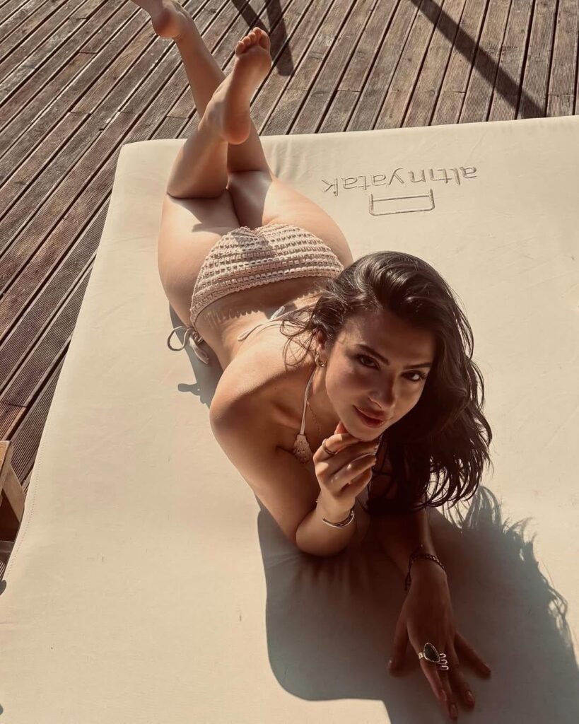 istanbuldaki tanidigim kizlari konusmak isteyenler yazsin belki ortak tanidik buluruz cogu 22-26 yas arasinda ve ozel uni mezunu