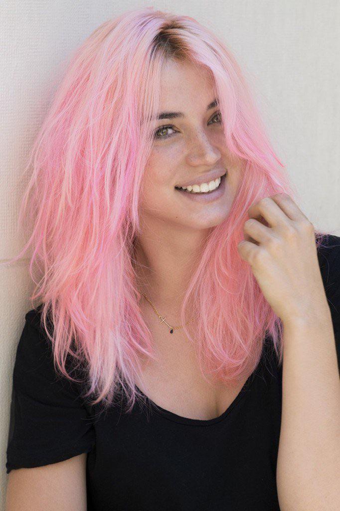 Ana de Armas s pink hair