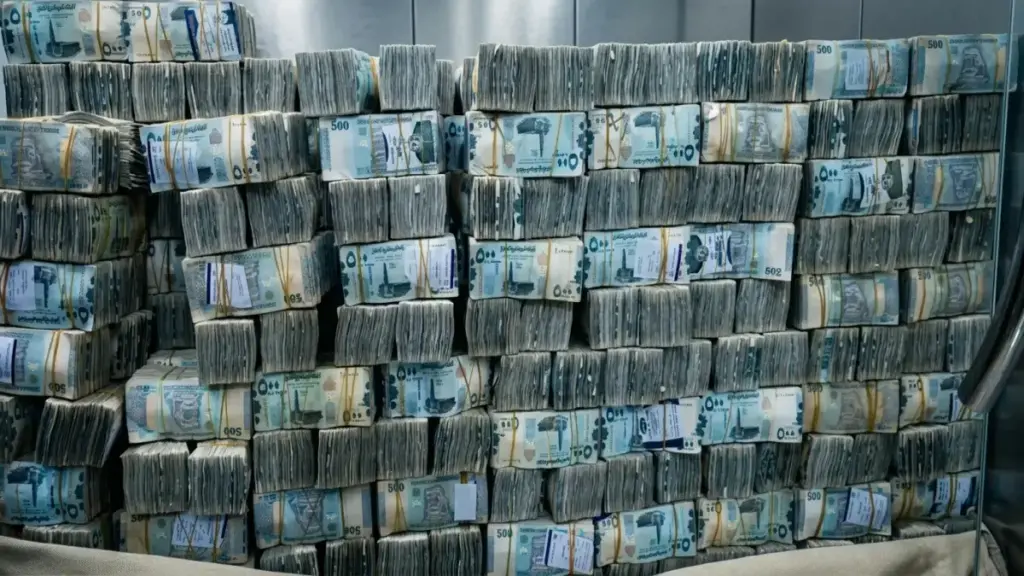 عاجل: انفجار أسعار الدولار في اليمن… شراء 1558 مقابل 535 فقط! فجوة كبيرة بين عدن وصنعاء