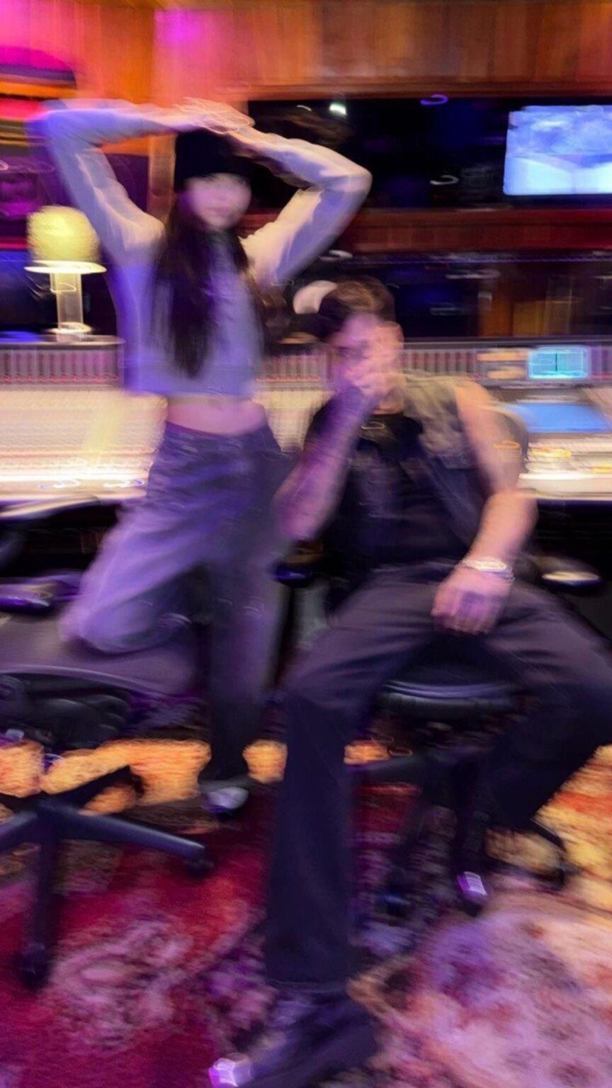 260403 تحديث قصة Lisa IG مع Anyma