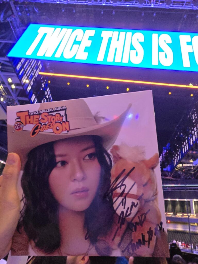 حصلت على توقيع Jeongyeon على الألبوم الخاص بي في Soundcheck في أوستن اليوم الأول! هل يستطيع أحد فك ما كتبته؟