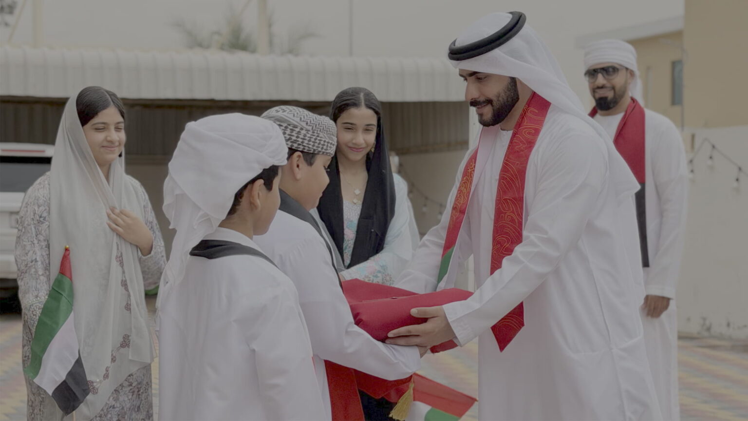 الشارقة للتمكين تنفذ مبادرة وطنية بتوزيع الأعلام على منازل الأسر