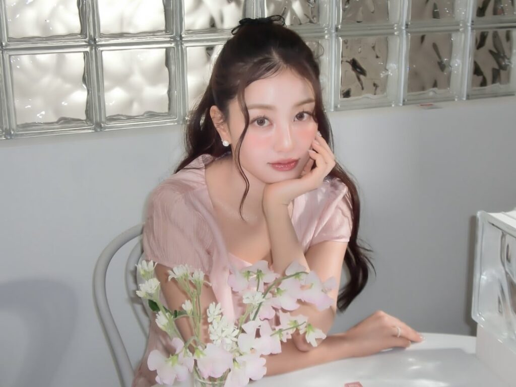 260407 تحديث جيهيو على الانستغرام - السحر الذي يصبح بريئاً عندما تلتقيان.. 🌸