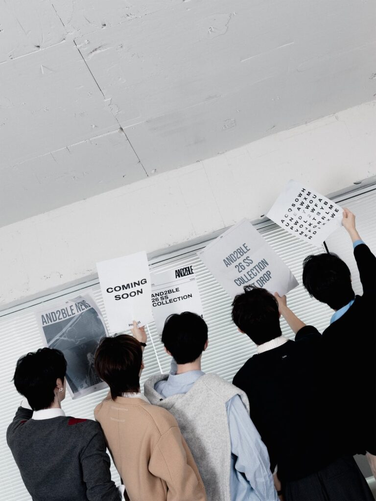 AND2BLE – مجموعة 26SS الدفعة الأولى (صور الملف الشخصي: المجموعة) AND2BLE - مجموعة 26SS الدفعة الأولى (صور الملف الشخصي: المجموعة)