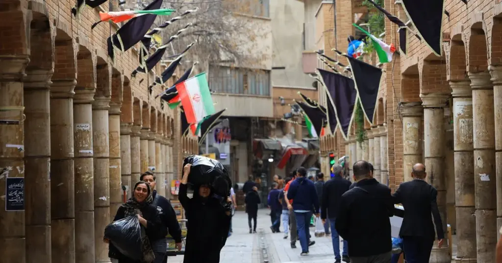 “بلومبرغ”: إيران تدرس وقفاً مؤقتاً لشحناتها عبر هرمز لتجنب إفشال المحادثات "بلومبرغ": إيران تدرس وقفاً مؤقتاً لشحناتها عبر هرمز لتجنب إفشال المحادثات