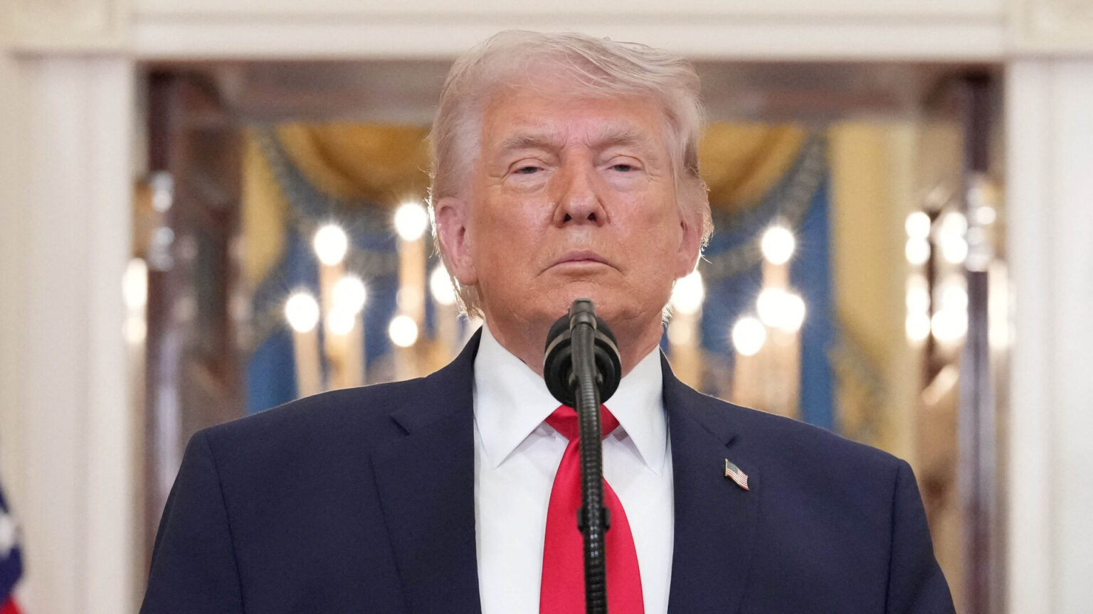 وسط تصاعد التوتر مع الفاتيكان.. ترمب ينشر صورة وكأنه يعانق "المسيح" | أخبار