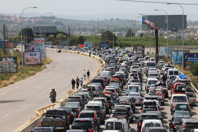 لبنانيون يعودون لمناطق "غير صالحة للعيش" مع صمود نسبي للهدنة مع إسرائيل
