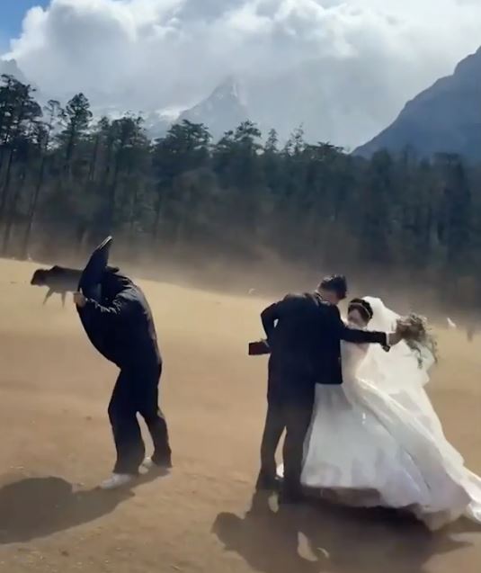 زفاف يتحوّل إلى مشهد درامي في الصين بسبب عاصفة رملية (انترنت)