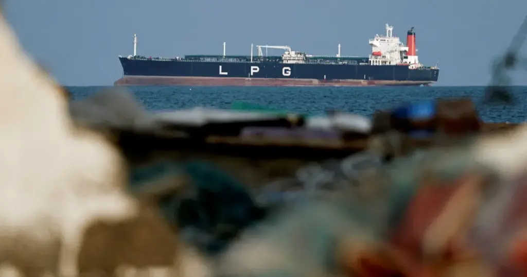 مسؤول إيراني: التعويضات ورسوم مضيق هرمز أبرز شروط الاتفاق