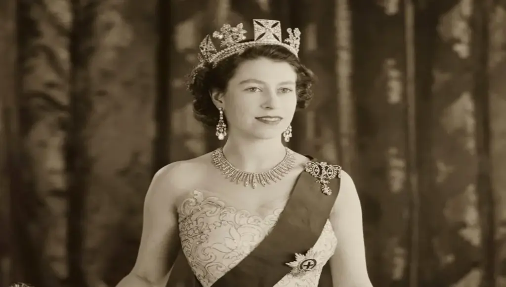الملكة إليزابيث الثانية... الأناقة والمجوهرات الملكيّة التي حفظتها ذاكرة الموضة