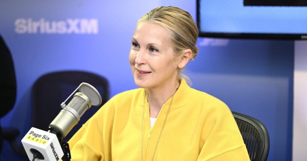 نحن معجبون بأحذية كيلي روثرفورد المسطحة “الفتاة الغنية” – المظهر