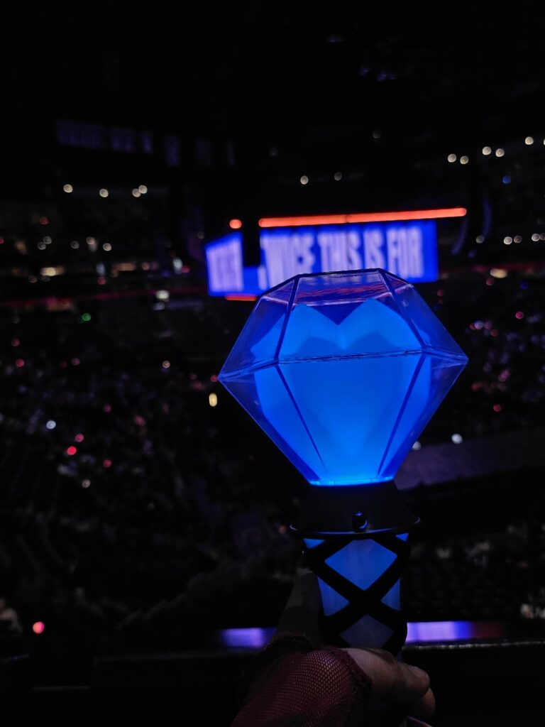 لقد اشتريت عصا K/DA المضيئة الخاصة بي لحضور حفل دنفر:3