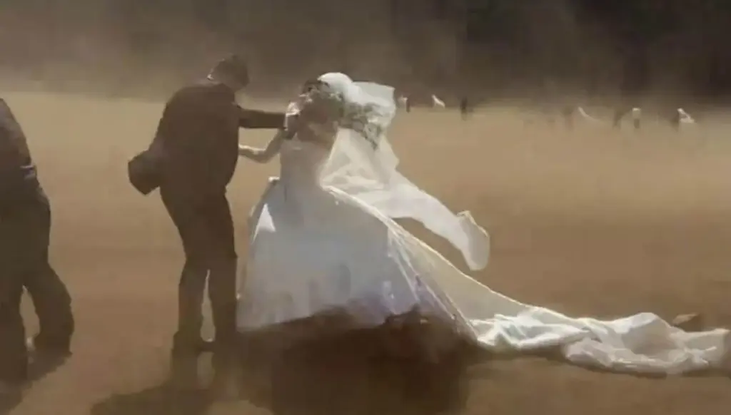 زفاف يتحوّل إلى مشهد درامي في الصين… عاصفة مفاجئة تضرب العروسين زفاف يتحوّل إلى مشهد درامي في الصين... عاصفة مفاجئة تضرب العروسين