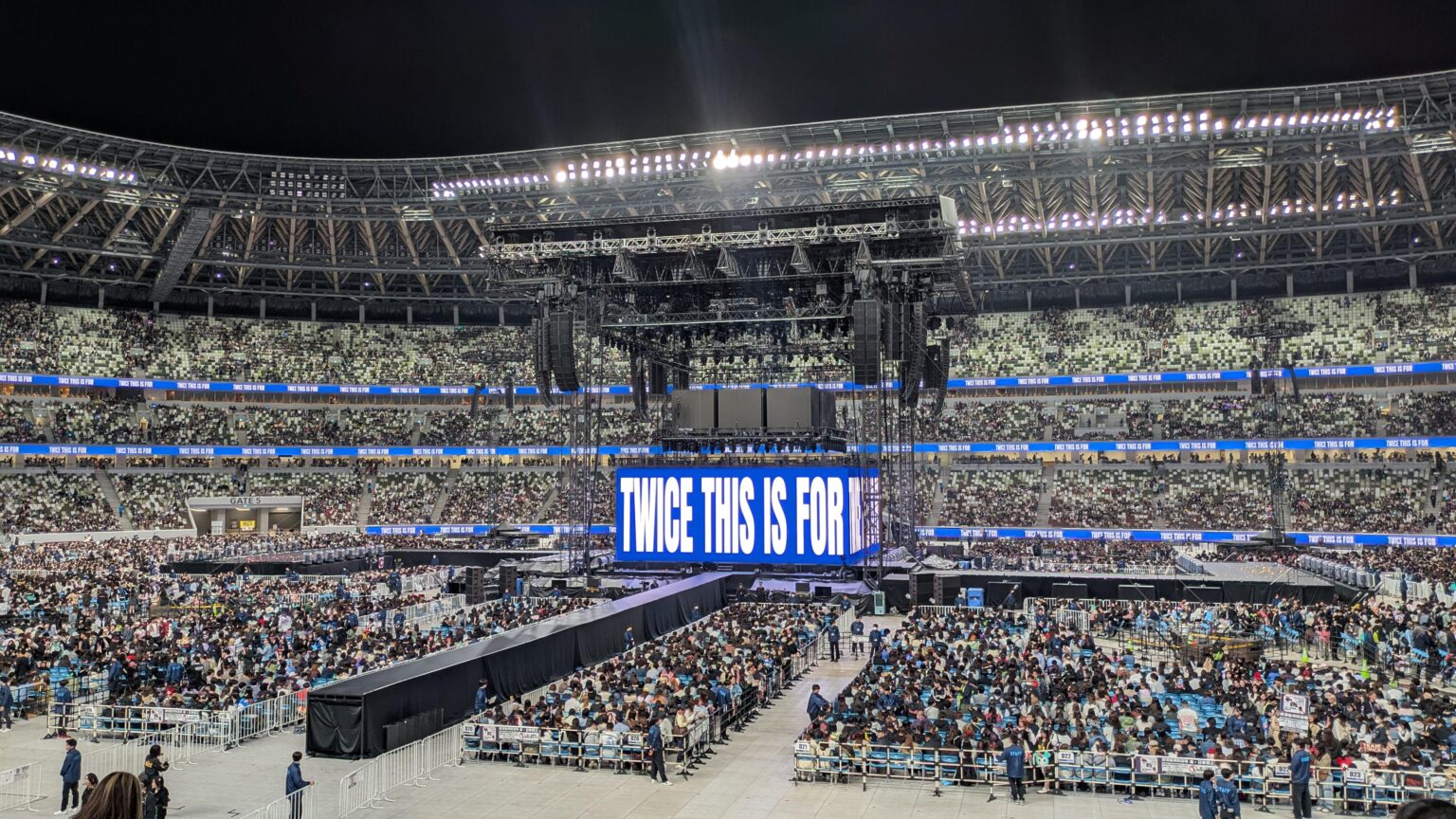 260426 - حفل توايس MUFG - منظر من مقعدي (الطابق الأول، الصف الحادي والعشرون)