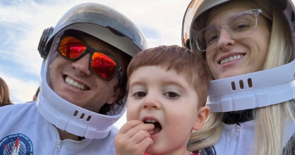 نجل ميغان ترينور يغني أغنيتها بالفيديو بعد أخبار الجولة