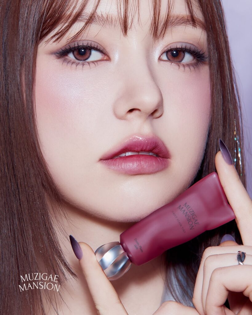 تم الإعلان رسميًا عن FIFTY FIFTY Chanelle Moon كأول سفيرة عالمية للعلامة التجارية لقصر Muzigae