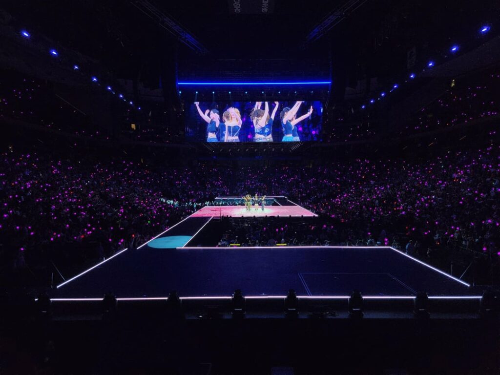 مرتين في الشارع. بول!