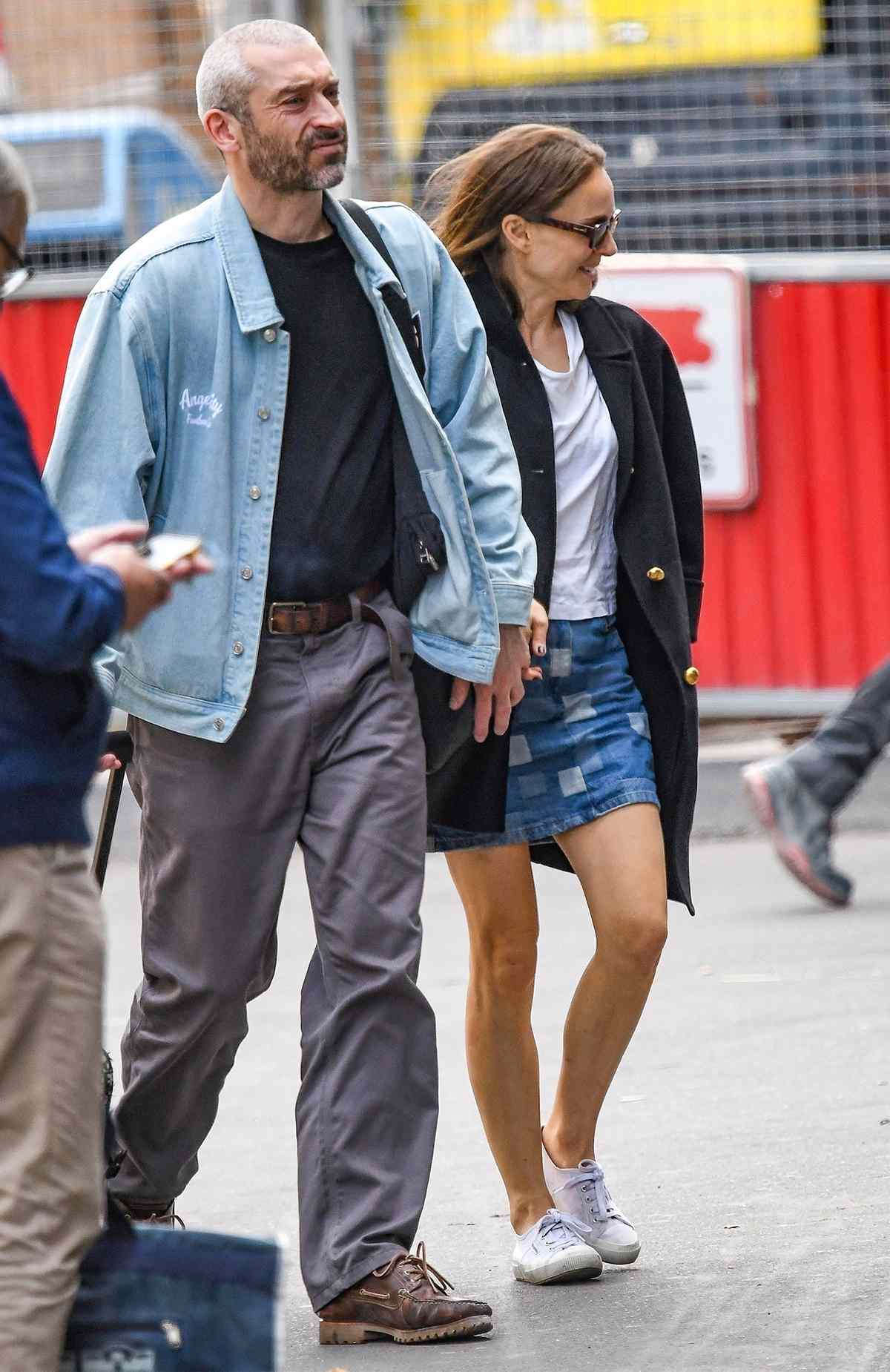 نتالي بورتمان مع شريكها المنتج الموسيقي الفرنسي تانغي ديستابل (سوشيل ميديا)