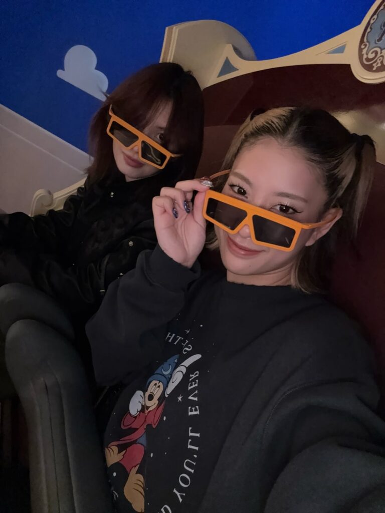 260401 تحديث بانغانا على الانستقرام - هانا مع مومو يقضيان الوقت في حديقة ديزني لاند بكاليفورنيا للمغامرات "لدي الكثير من الصور التي أريد نشرها، إنها مشكلة 😗💞"