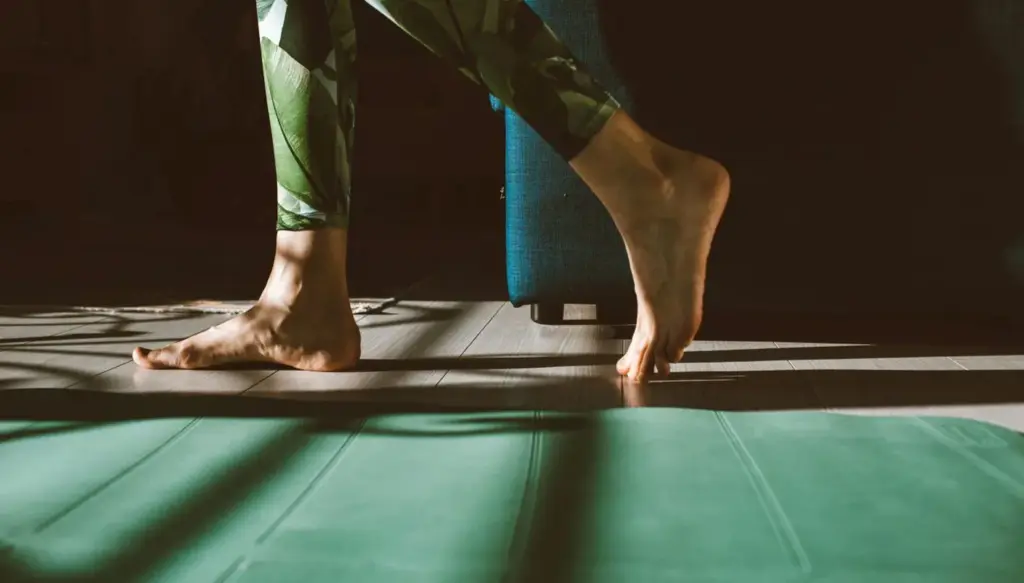 هل المشي حافي القدمين في المنزل مضرّ للصحة؟