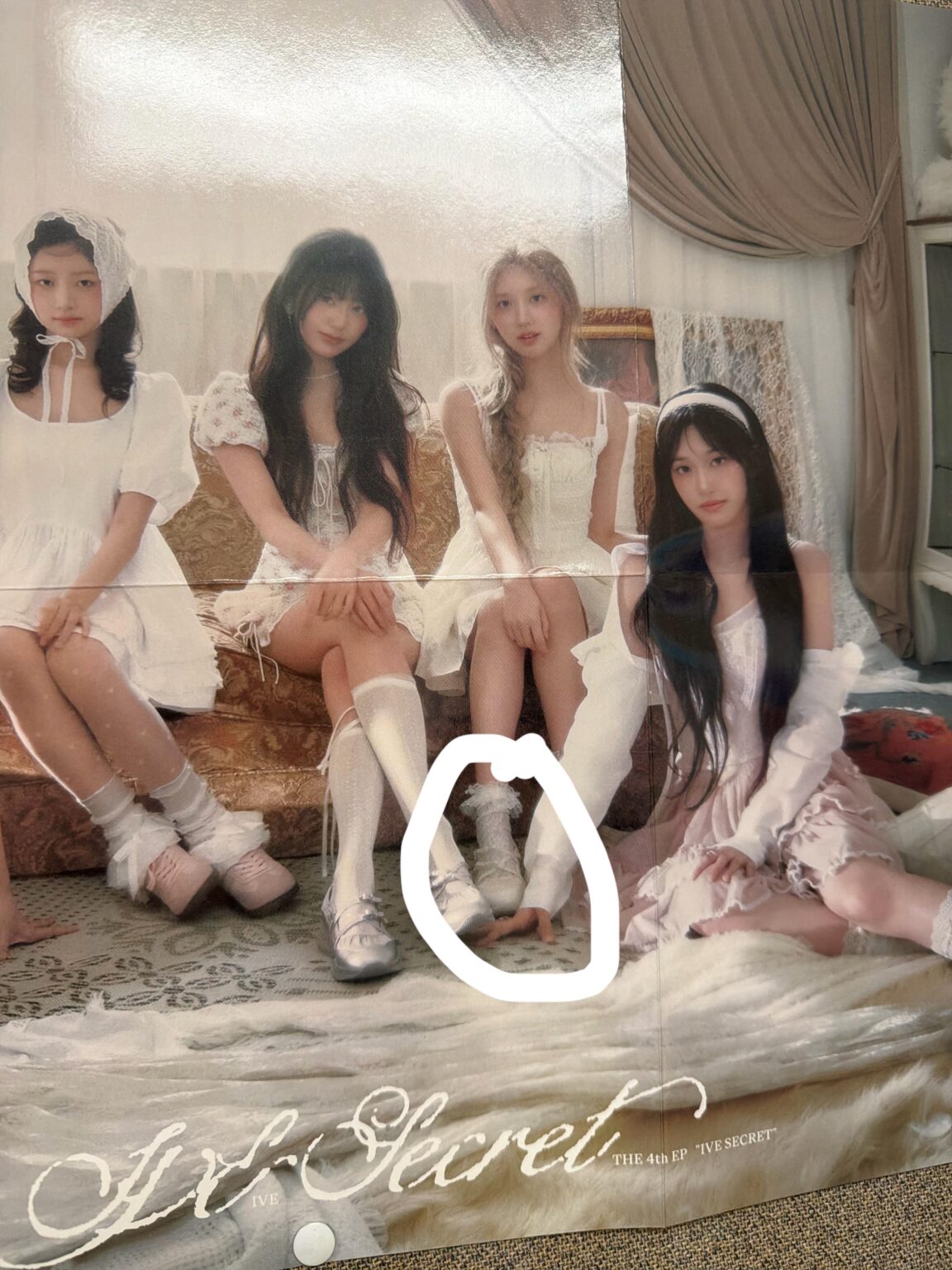 هل وون يونغ يدوس على أصابعها هههه؟