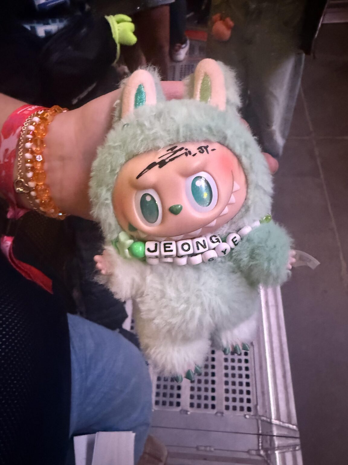 JEONGYEON وقعت على LABUBU AUSTIN NIGHT 2 EEP