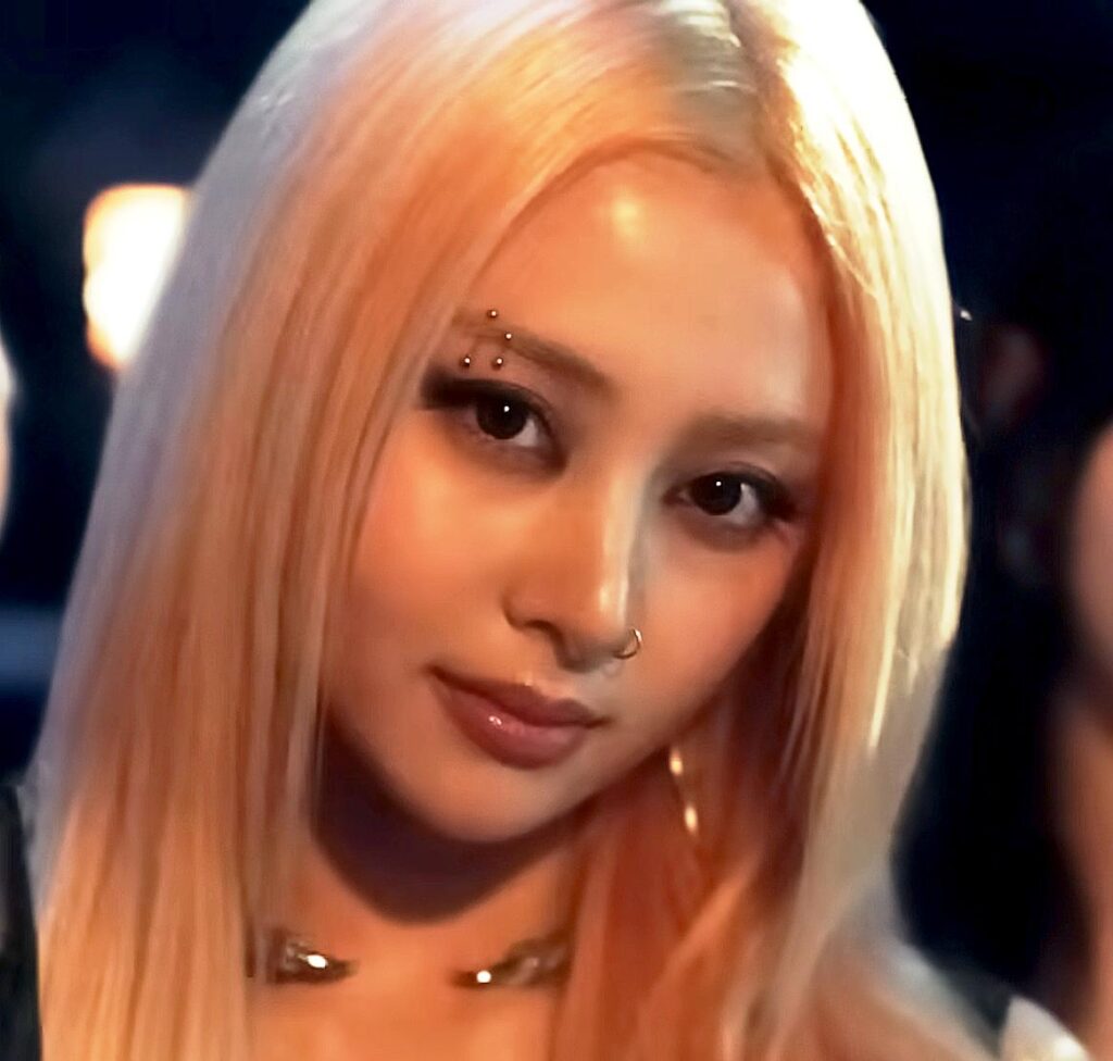 260420 ما رأيك في مظهر يونجين الجديد؟ بصراحة، إنها تبدو مذهلة