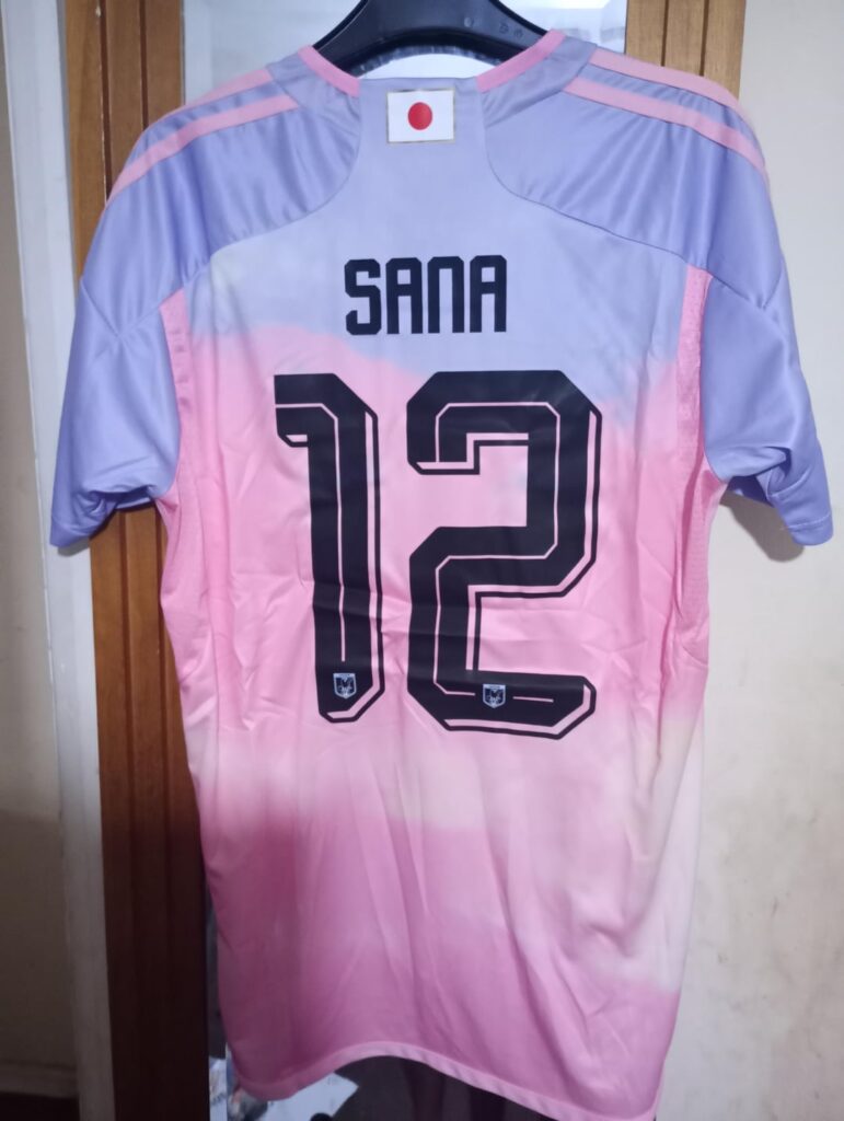 حصلت على هذا القميص المخصص الذي تم تصنيعه وتسليمه للحفل الموسيقي