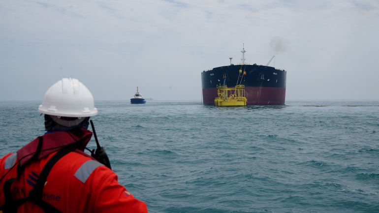 Oil tanker HELGA is moored at one of Iraq's southern offshore oil terminals near Basra as it prepares to load crude oil, becoming the second vessel to arrive since the closure of the Strait of Hormuz, April 24, 2026. REUTERS/Mohammed Aty