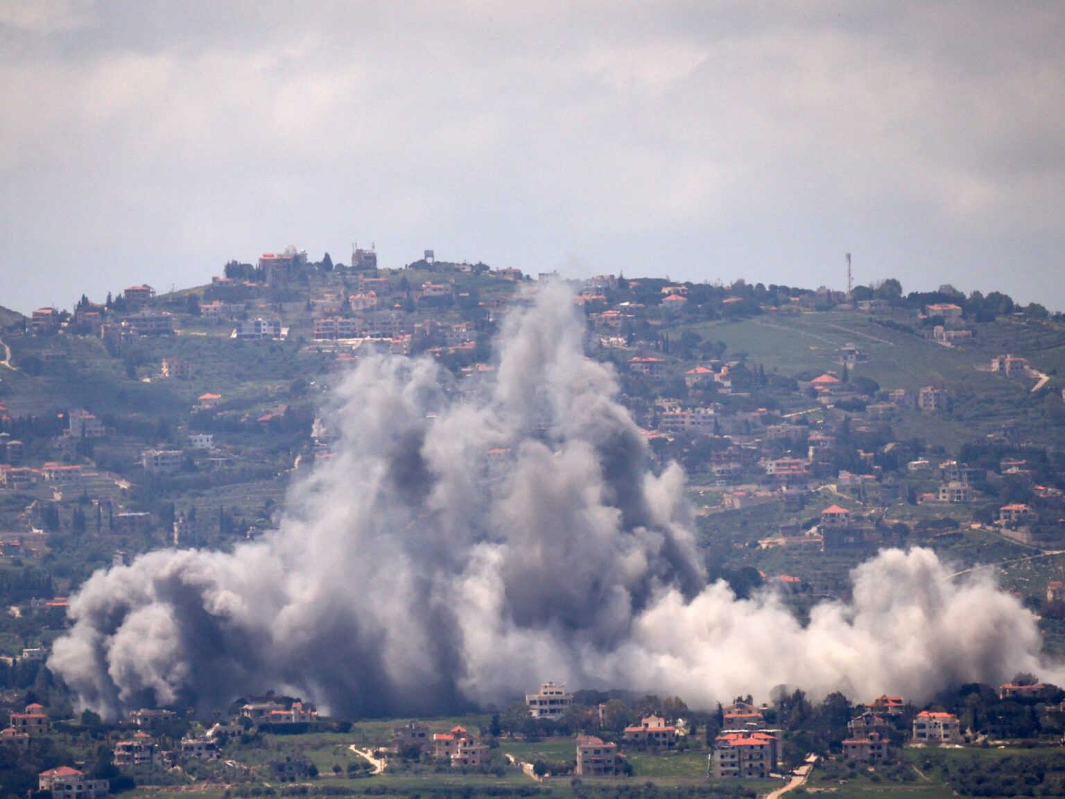 إسرائيل تقتل 12 بهجمات على جنوب لبنان وترمب يدعو نتنياهو للتهدئة | أخبار