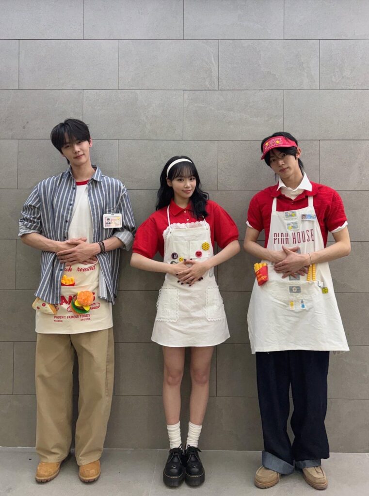 260426 ام بي سي شو! تحديث تويتر Music Core مع المذيع الخاص Kim Chaewon. MCs AND2BLE Gyuvin & TWS Dohoon - 260425 صور ما بعد العرض