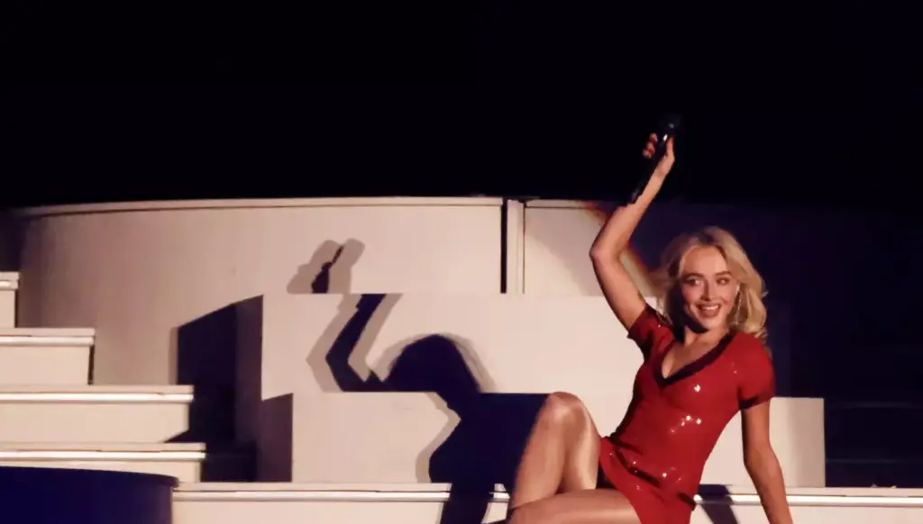 سابرينا كاربنتر تخطف كوتشيلا بعرض سينمائي ومفاجآت هوليوودية (فيديو) سابرينا كاربنتر تخطف كوتشيلا بعرض سينمائي ومفاجآت هوليوودية (فيديو)