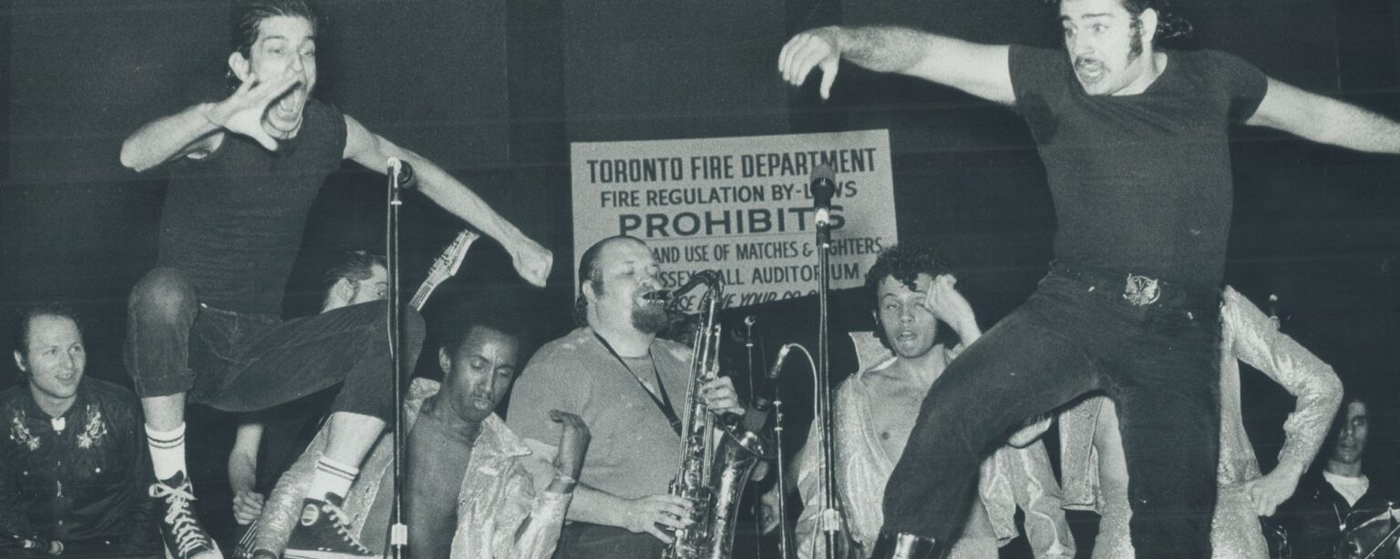 في مثل هذا اليوم من عام 1974، توفي عازف الجيتار الذي افتتح لجون لينون في غرفة فندق، قبل سنوات من قيام أحد الهاربين بسرقة هويته.