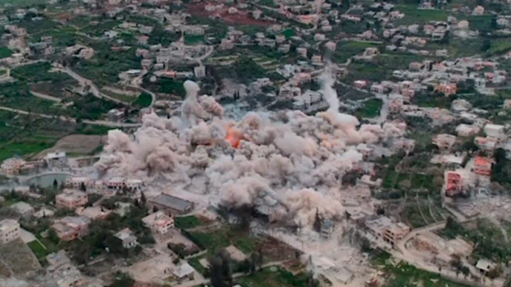 شاهد.. الجيش الإسرائيلي ينسف عشرات المنازل في بنت جبيل | أخبار