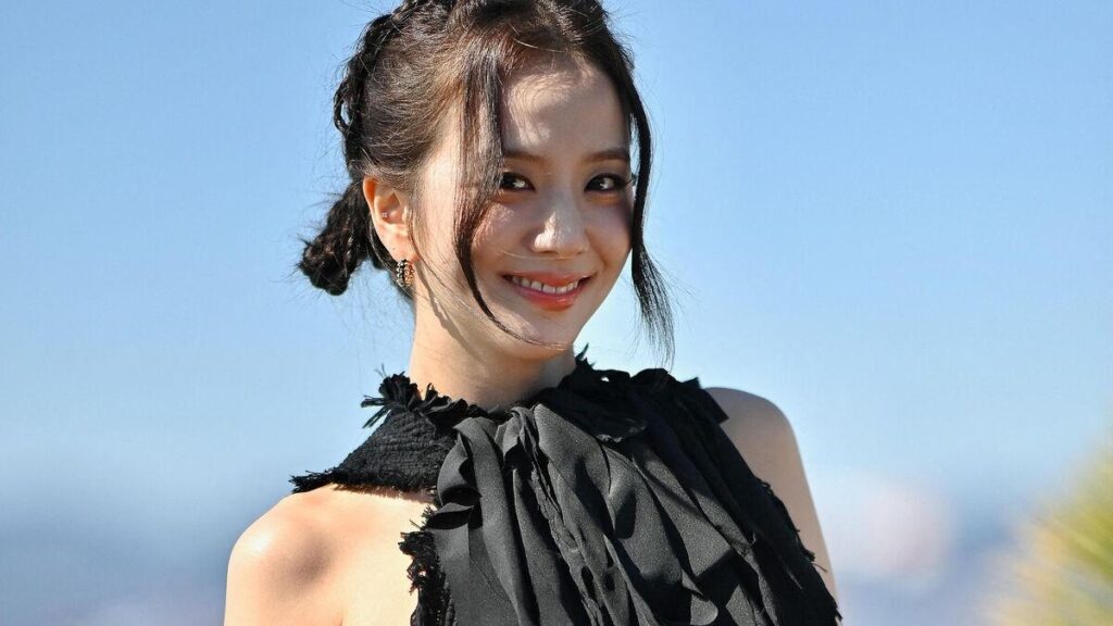 260424 جيسو نجمة فرقة بلاك بينك الكورية: "أعمل على ألبومي المنفرد الذي سيصدر قريباً جداً" | لو باريزيان