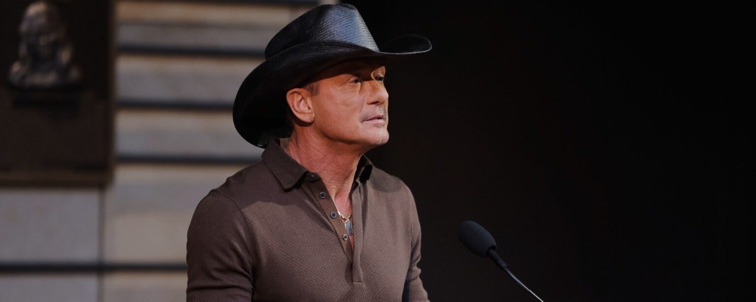 3 أغاني لتيم ماكجرو تثبت أنه يجب أن يكون في قاعة مشاهير موسيقى الريف