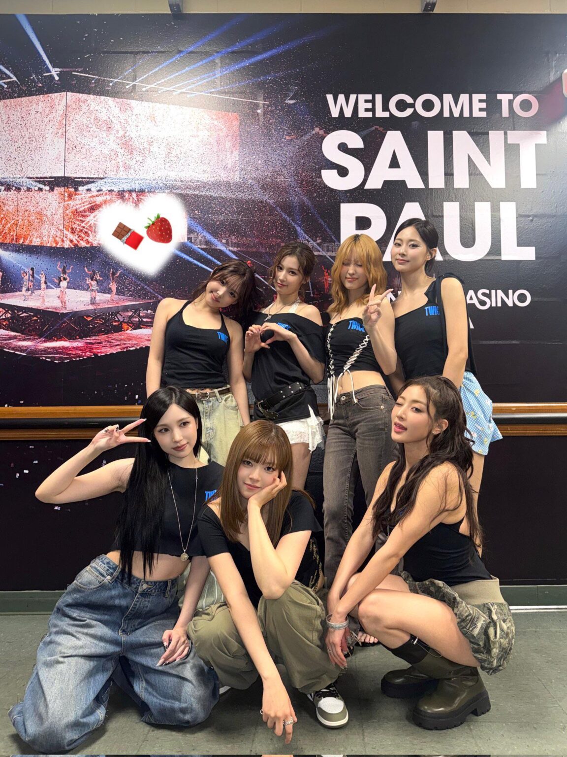 260413 تحديث تويتر - توايس  جولة عالمية في سانت بول هل وقعت في حبنا مرة أخرى؟ 🍫🍓 يوم توايس سعيد يا سانت بول! 💕