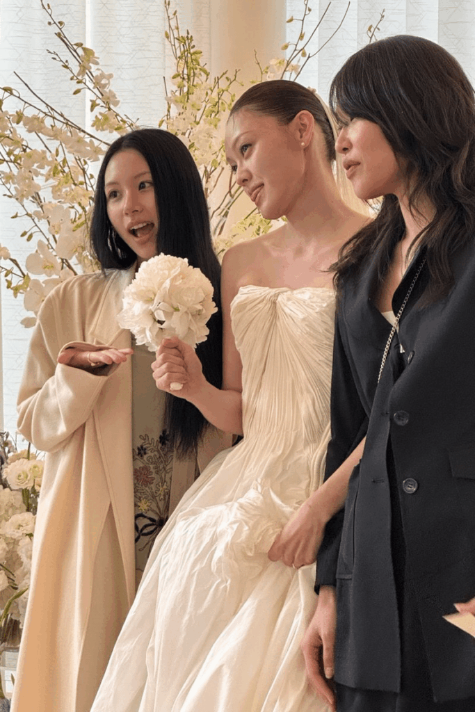 260405 تحديث تويتر مينارون - تشايونغ شوهدت في حفل زفاف خبيرة التجميل الخاصة بها بالأمس