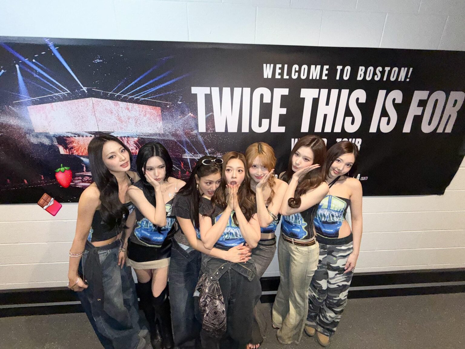 260405 تحديث تويتر - مرتين  جولة عالمية في بوسطن - اليوم الثاني كنا نتعثر فوق الفراشات طوال الوقت، بوسطن 🌙🍫🍓