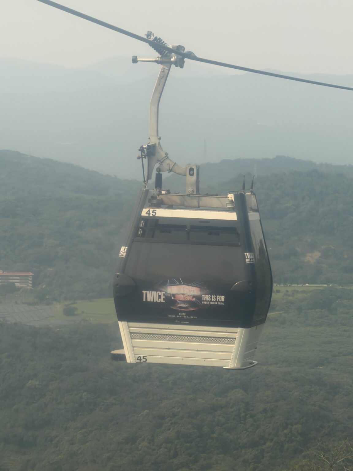 الإعلان عن جولة TWICE على طول الطريق هنا. (ماوكونغ جوندولا، تايوان)