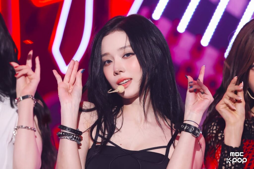 260401 وينتر - MBC يوم كذبة أبريل (250906 Music Core 'Rich Man' Behind Pics)