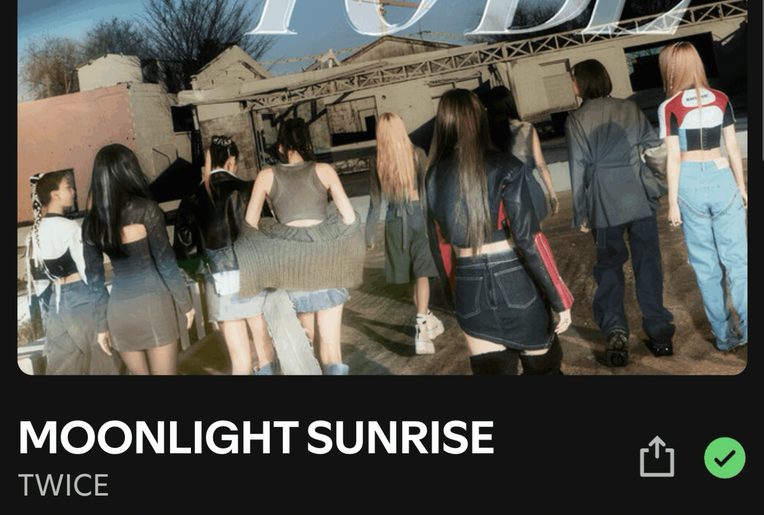 من هم الأعضاء الموجودين على غلاف الألبوم من اليسار إلى اليمين؟