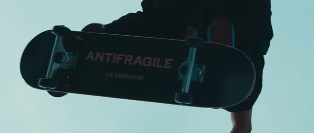 أفكار للوح التزلج المستوحى من LE SSERAFIM؟