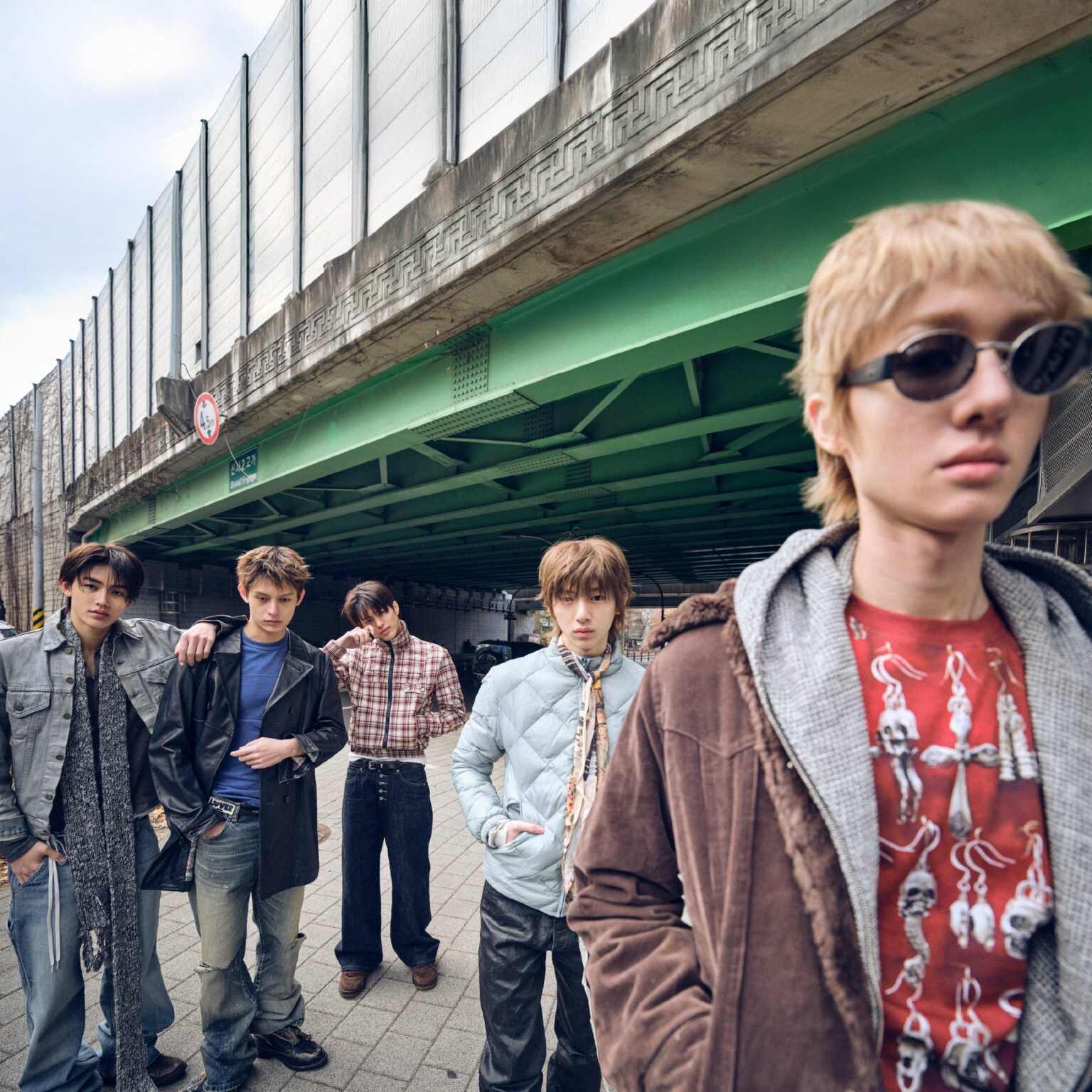 كورتيس - الحلقة الثانية: GREENGREEN / الأغنية الرئيسية: REDRED (صورة الغلاف)