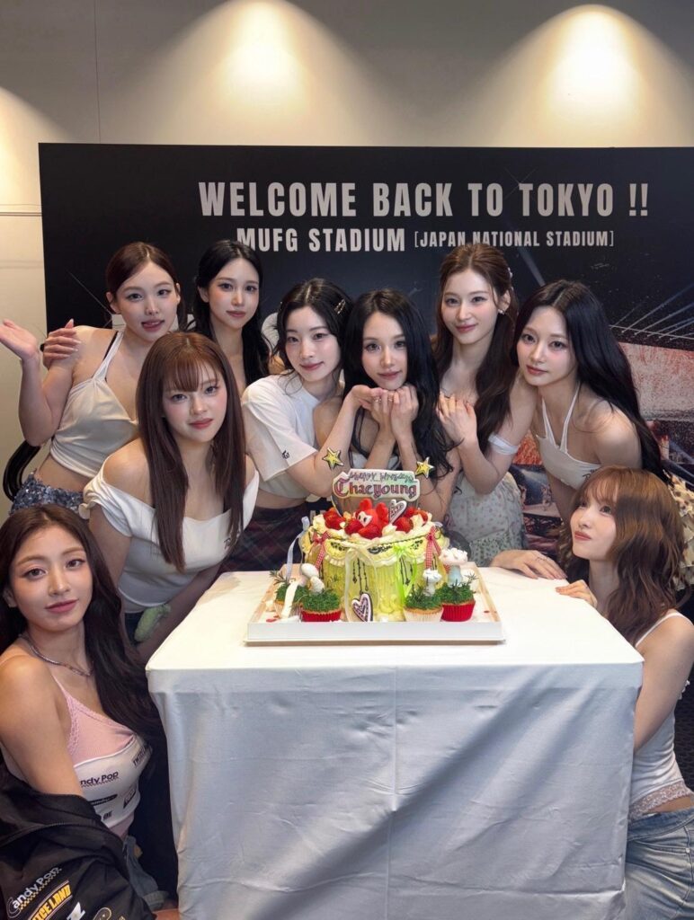 260425 @Lord__Dwight تويتر - TWICE يحتفلون بعيد ميلاد Chaeyoung في ملعب MUFG