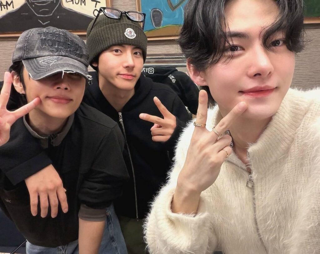 Hyunjun (العضو السابق Hwall من THE BOYZ) ينشر أول صورة له مع Eric وSunwoo (من THE BOYZ) منذ 7 سنوات Hyunjun (العضو السابق Hwall من THE BOYZ) ينشر أول صورة له مع Eric وSunwoo (من THE BOYZ) منذ 7 سنوات