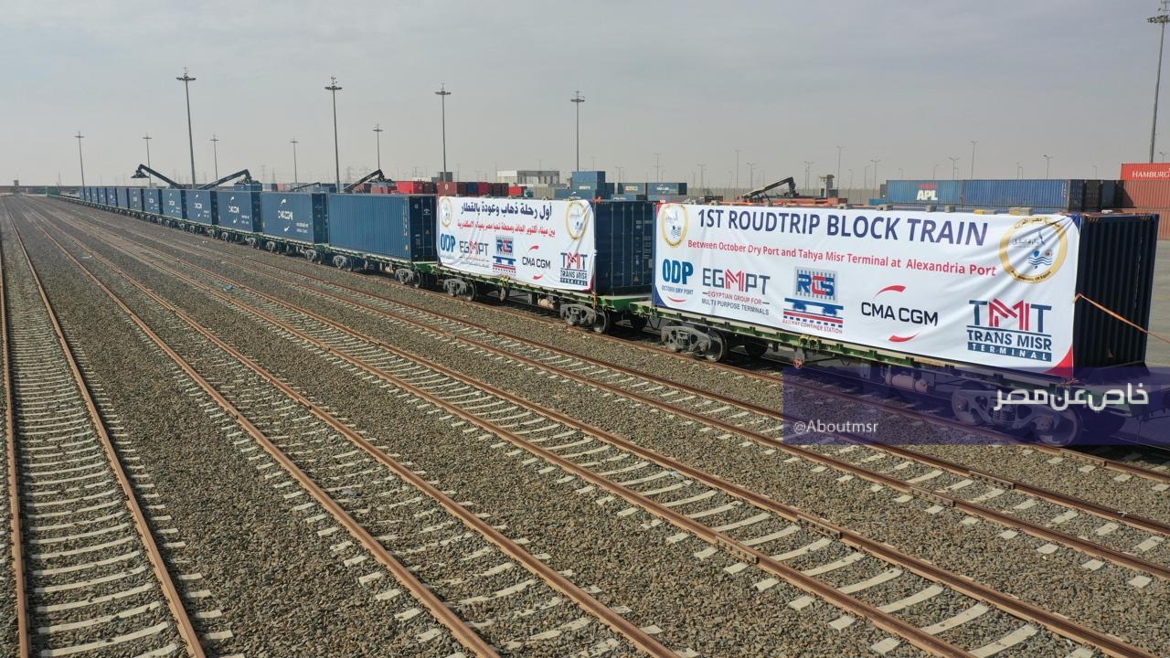 إحدى عربات نقل البضائع عبر السكك الحديدية في مصر